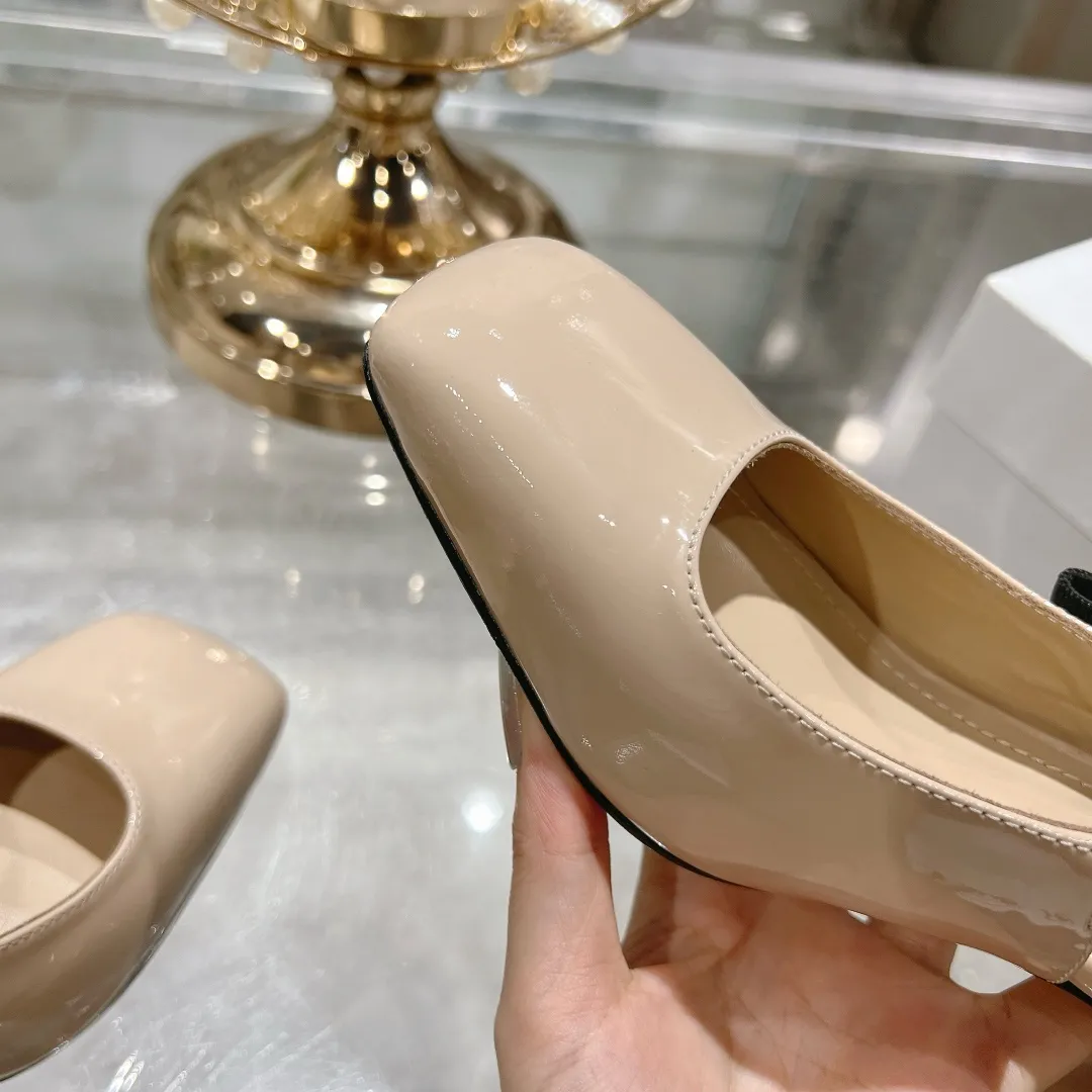 👟👟Ex-factory price 540👟👟Dior 2025 early spring new style Rhodes series women's sandals with special-shaped heel and empty back. Stars' same letter logo with electric embroidery process ➕Hardware buckle high-heeled women's shoes. The outside is decorated with butterflies 🦋knots for decoration, which makes the whole pair of shoes beautiful. 🌟Original development of top-end high-end version Material: imported patent leather upper, water-dyed sheepskin lining, foot pads + Italian leather outsole Heel height: 4cm 7.5cm Size: 35-41 standard code (40.41 customization is not returnable)